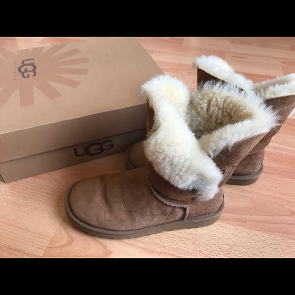 Ugg Bailey Button Tan - Picture 2 of 6